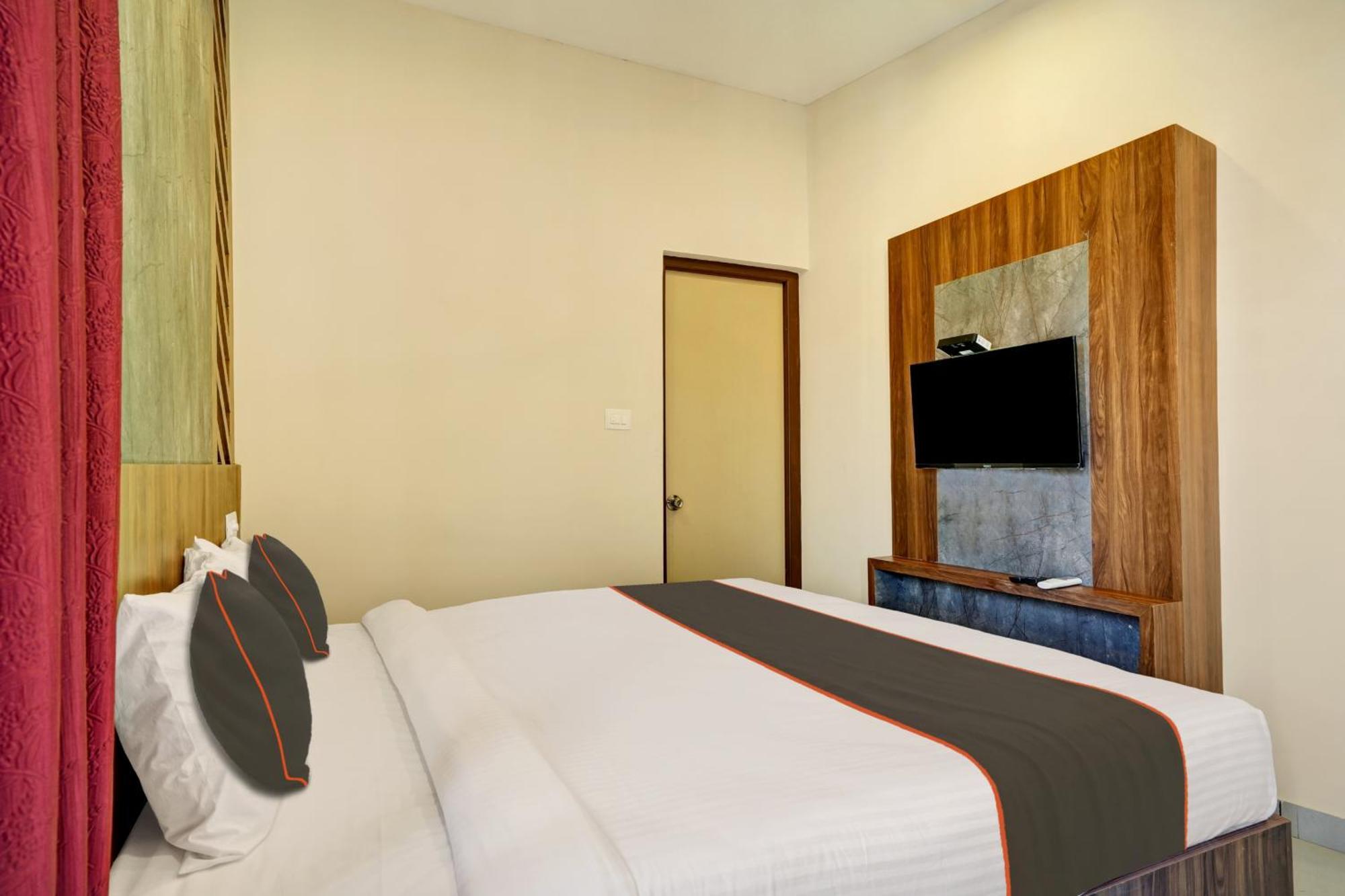 Gypsy Hotel Cusat Kochi Buitenkant foto