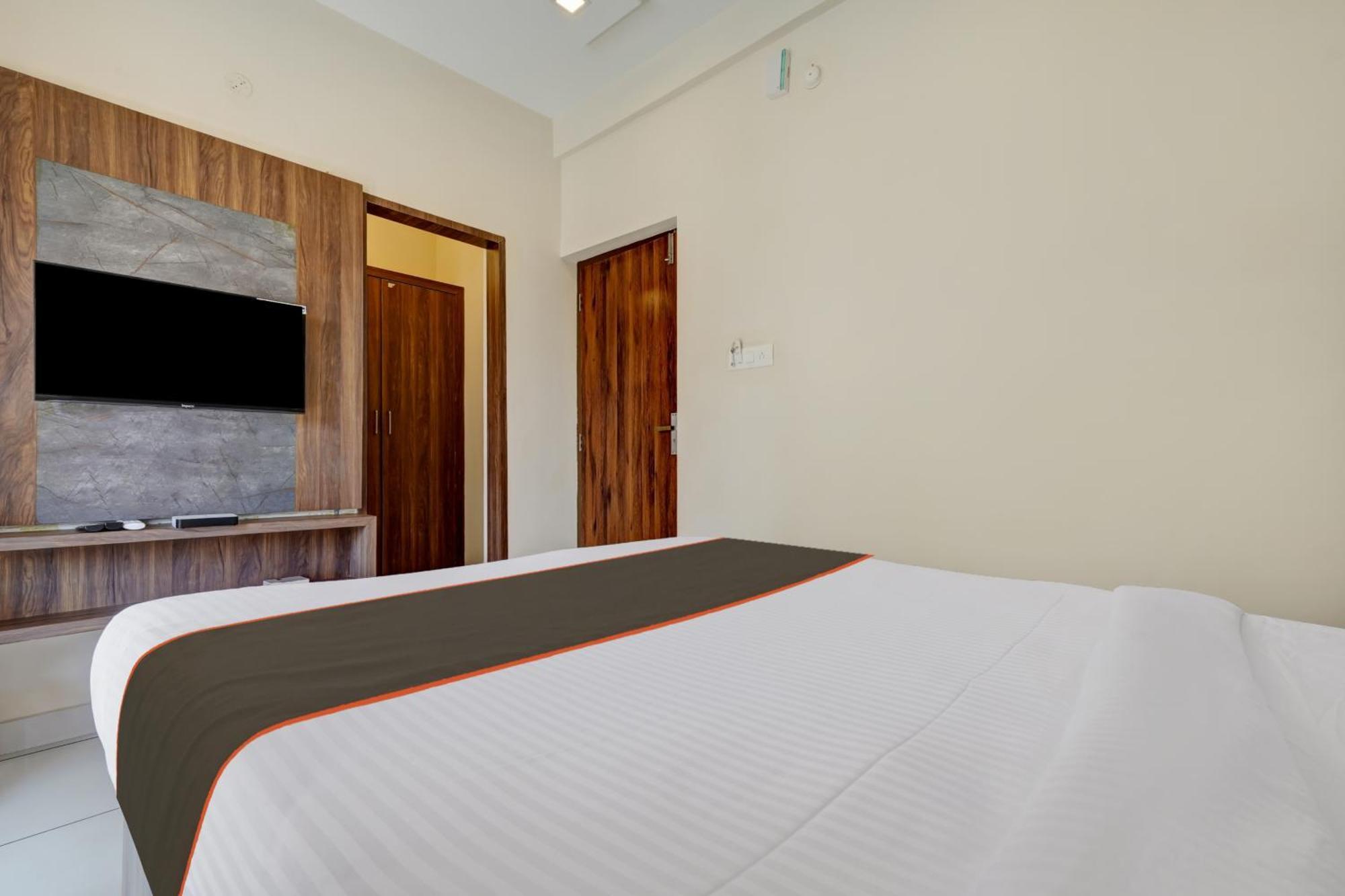 Gypsy Hotel Cusat Kochi Buitenkant foto