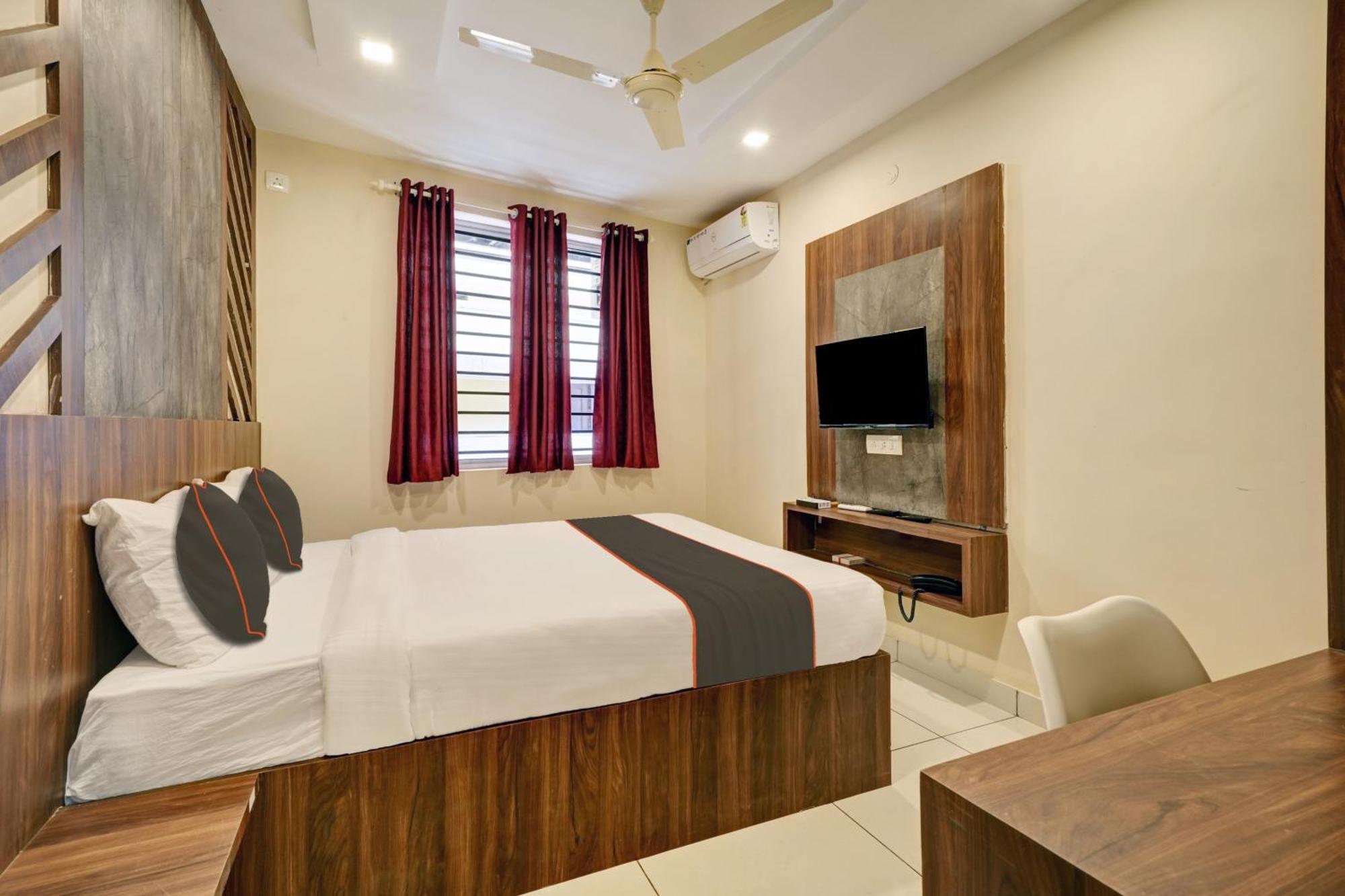 Gypsy Hotel Cusat Kochi Buitenkant foto