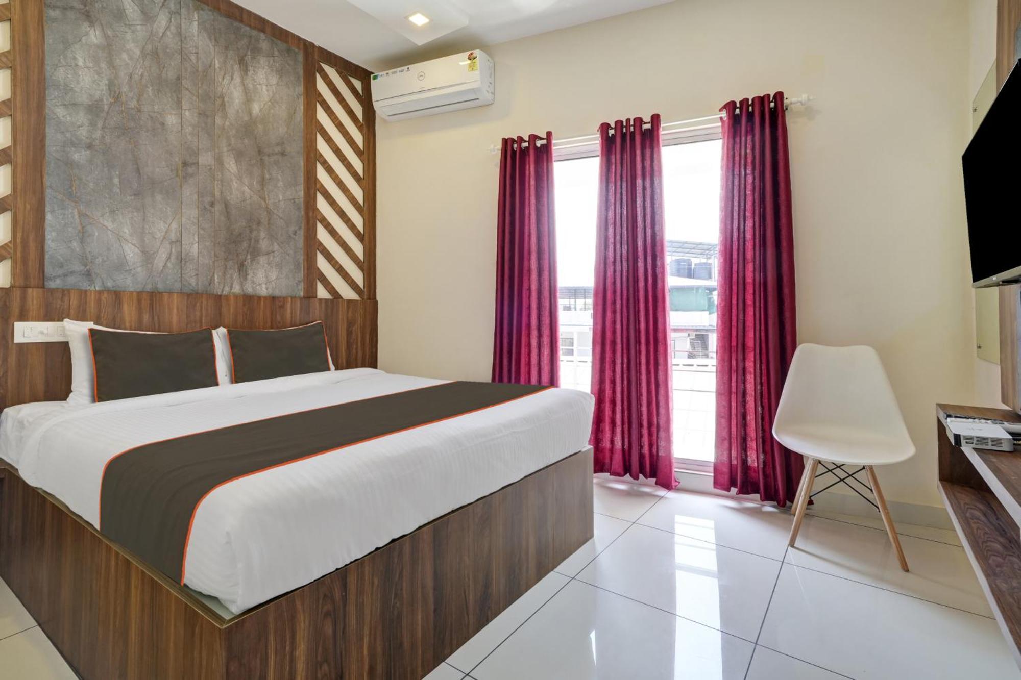 Gypsy Hotel Cusat Kochi Buitenkant foto