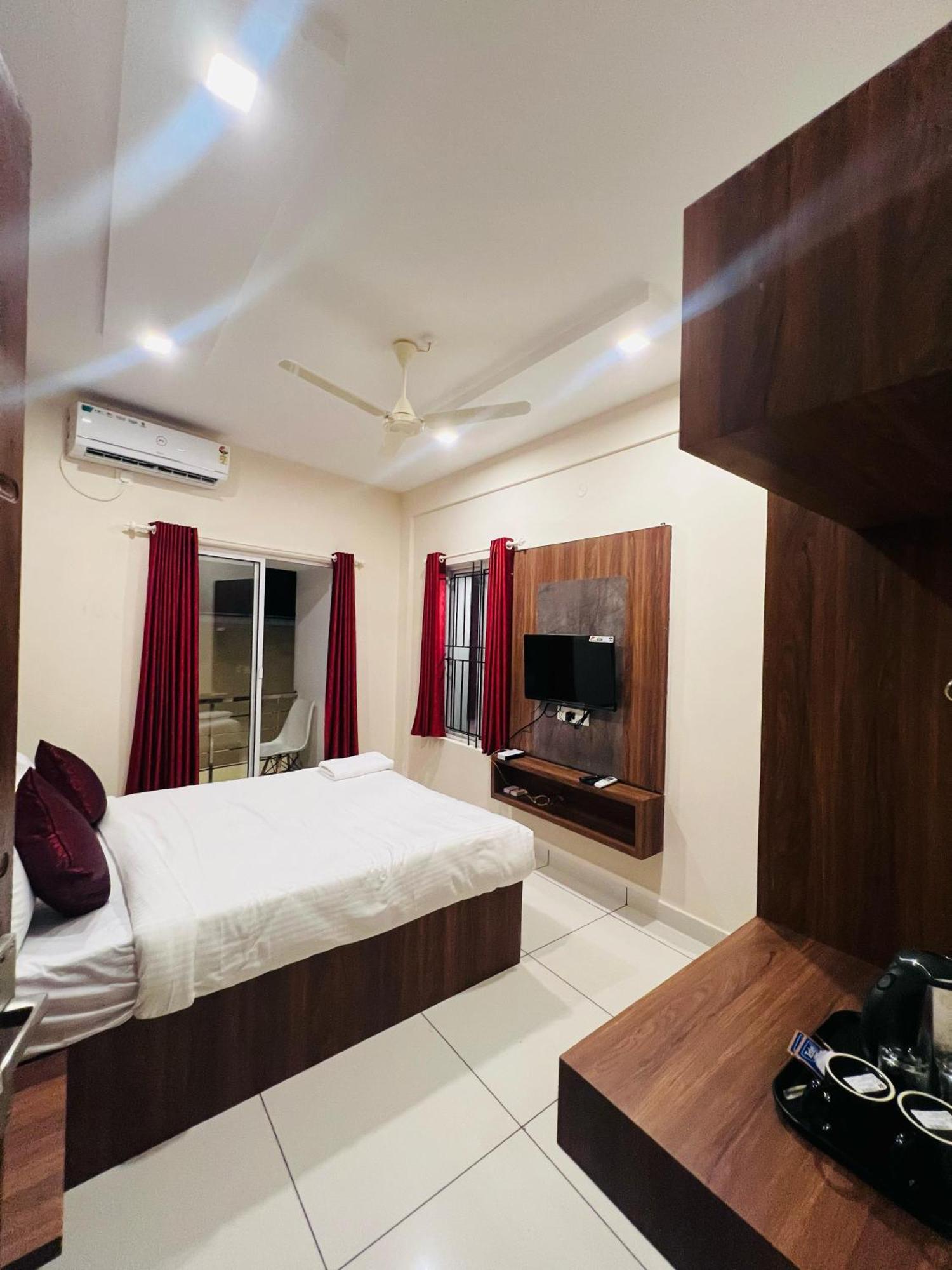Gypsy Hotel Cusat Kochi Buitenkant foto