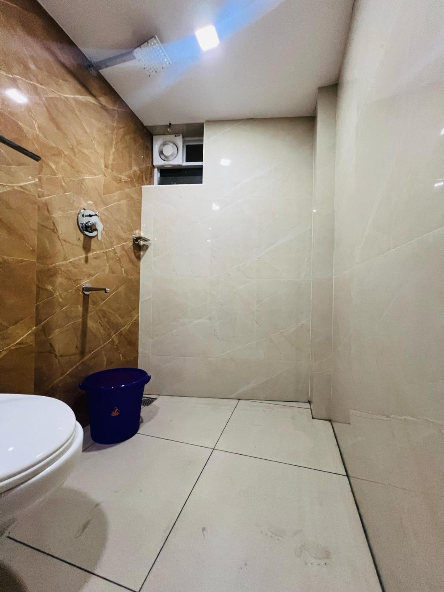 Gypsy Hotel Cusat Kochi Buitenkant foto
