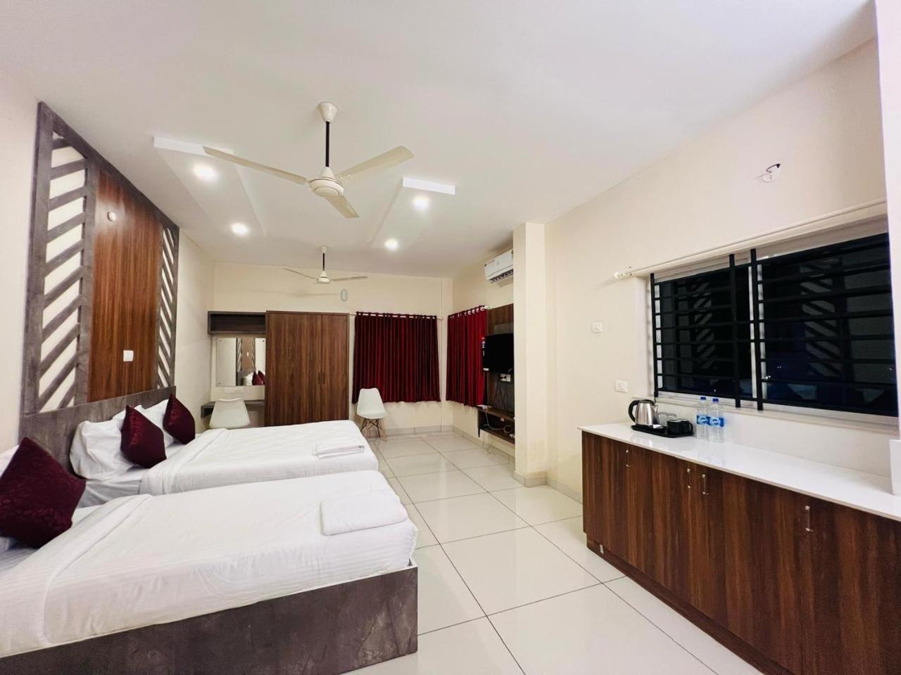 Gypsy Hotel Cusat Kochi Buitenkant foto