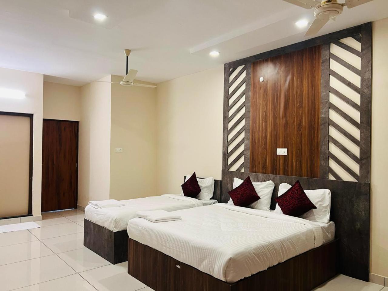 Gypsy Hotel Cusat Kochi Buitenkant foto