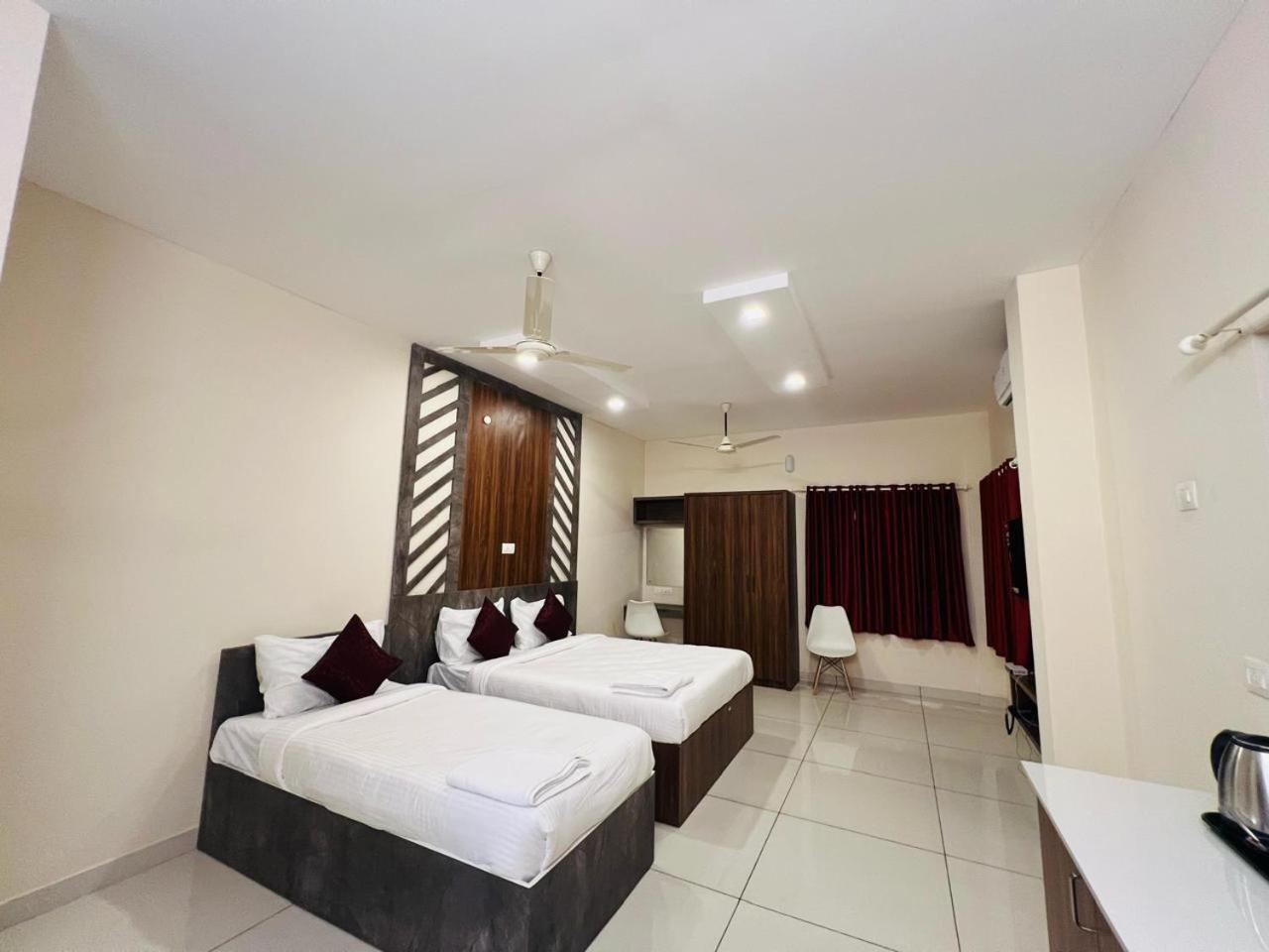 Gypsy Hotel Cusat Kochi Buitenkant foto